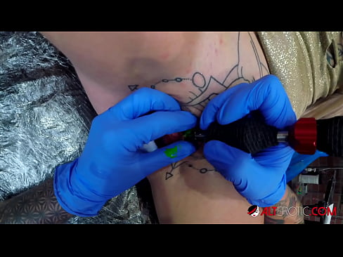 ❤️ Sully Savage mai tsananin jarfa ta yi tattoo a kan kwarin ta ️❌ bidiyon tsutsa ❤